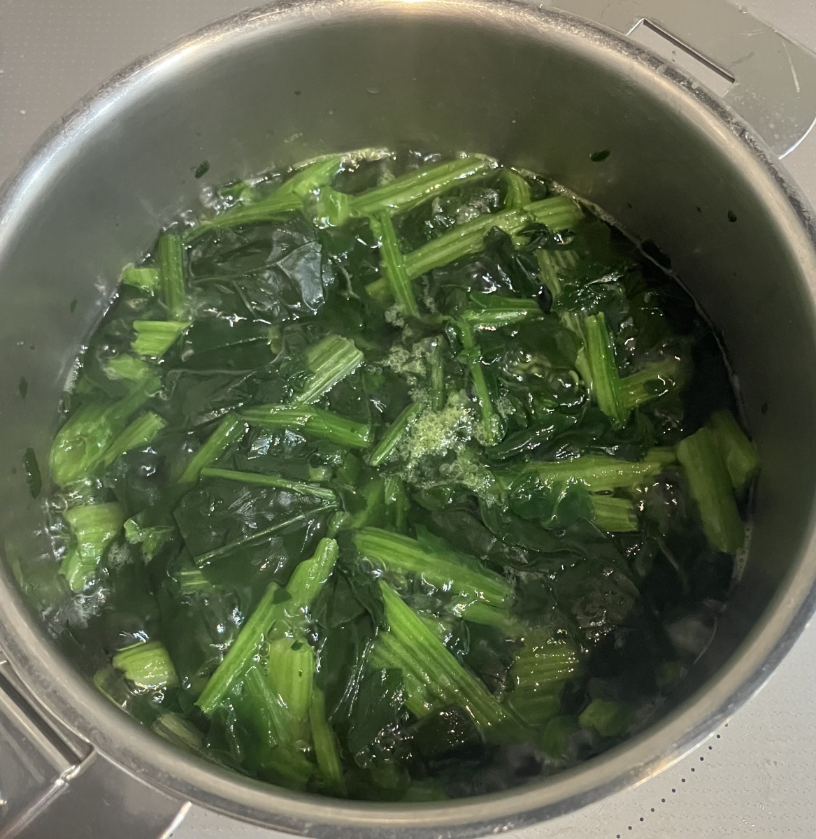 そぼろ丼の炒り卵の代わりに⭐︎ 子供達にも好評！ほうれん草の甘辛だし浸しの作り方ステップ1