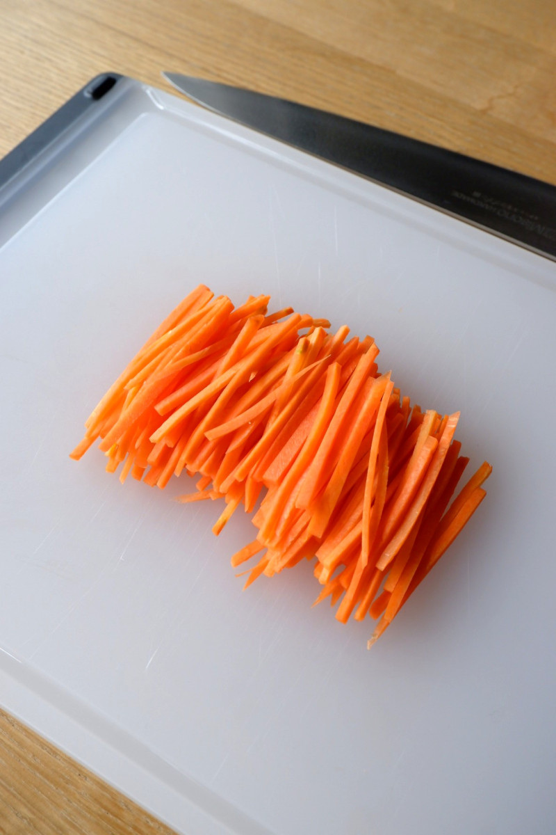 人参とふんわり卵の塩麹炒めの作り方ステップ1