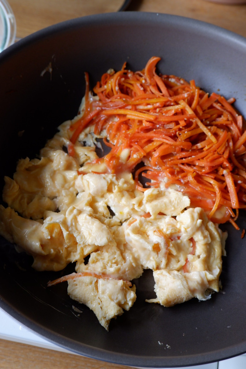 人参とふんわり卵の塩麹炒めの作り方ステップ5