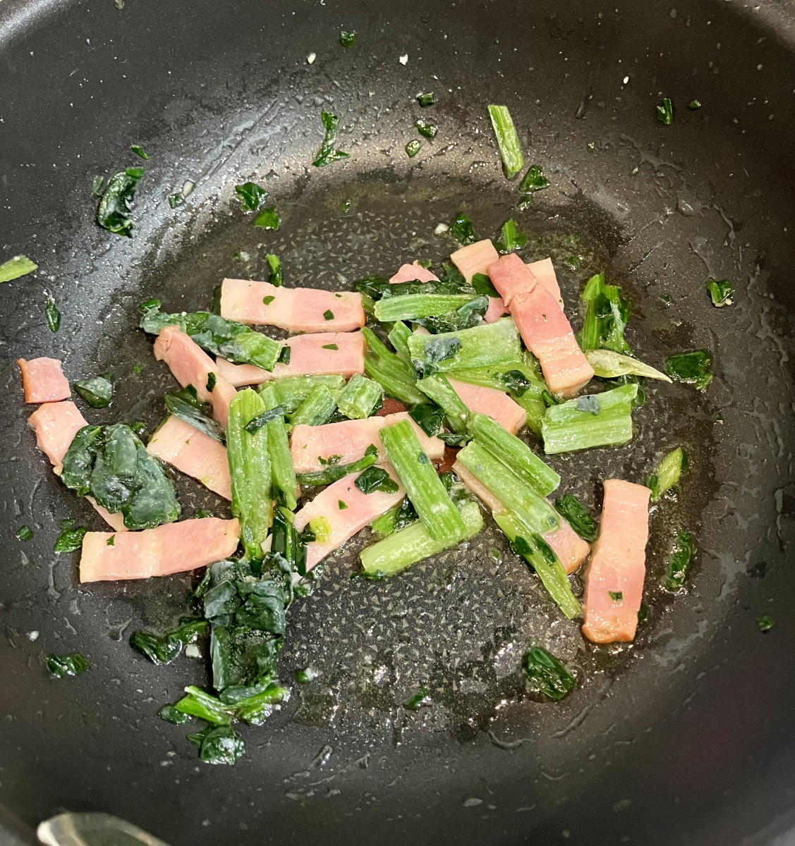 カットほうれん草を使って手軽に！ほうれん草とベーコンのクリームパスタの作り方ステップ3