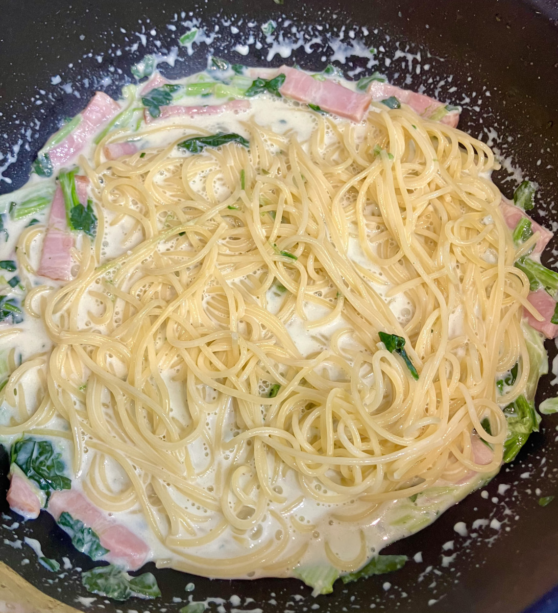 カットほうれん草を使って手軽に！ほうれん草とベーコンのクリームパスタの作り方ステップ6