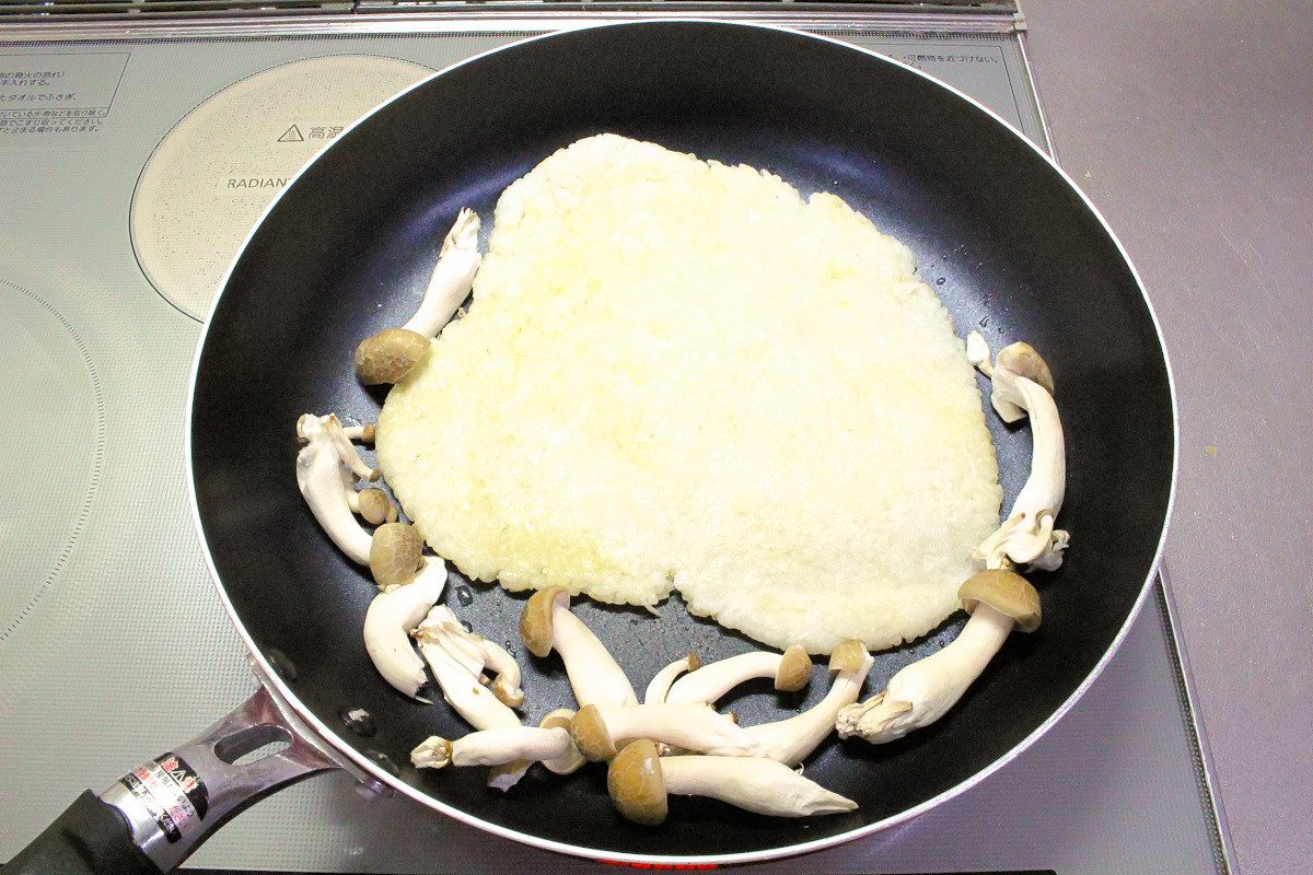 しめじとベーコンのご飯ピザの作り方ステップ2