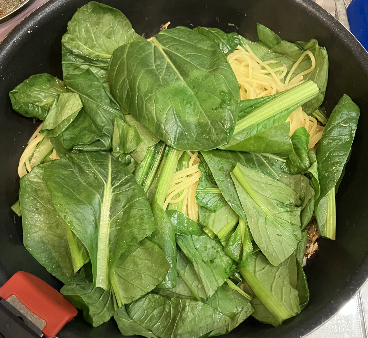 鯖の水煮缶と小松菜のパスタの作り方ステップ5