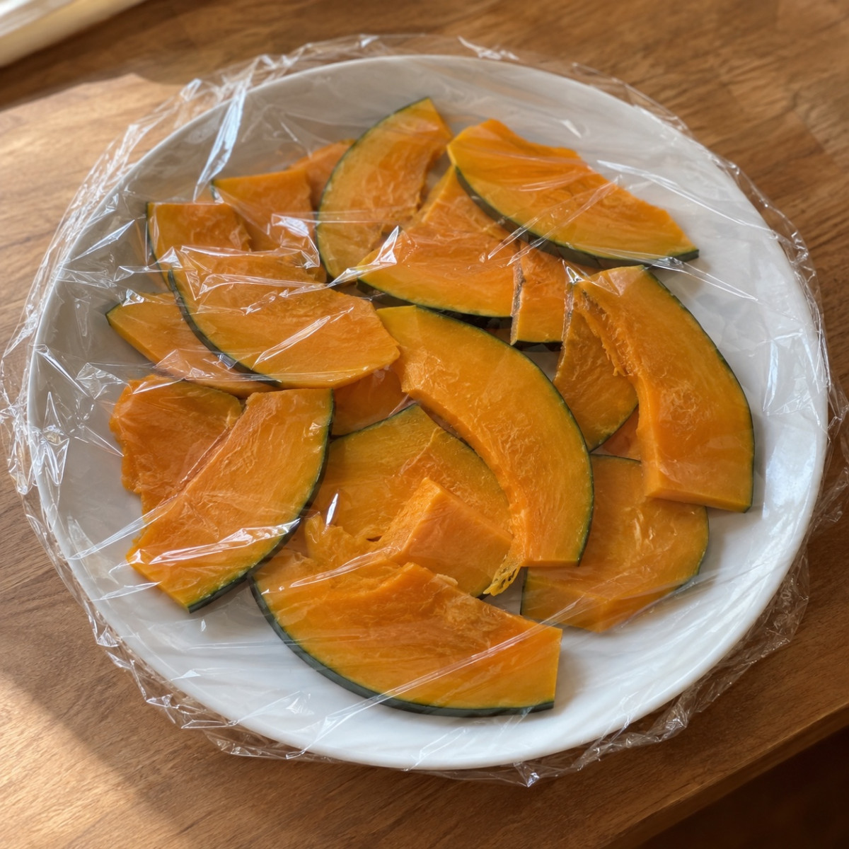 レンジ3分で下ごしらえ。かぼちゃとツナのマヨチーズトーストの作り方ステップ1