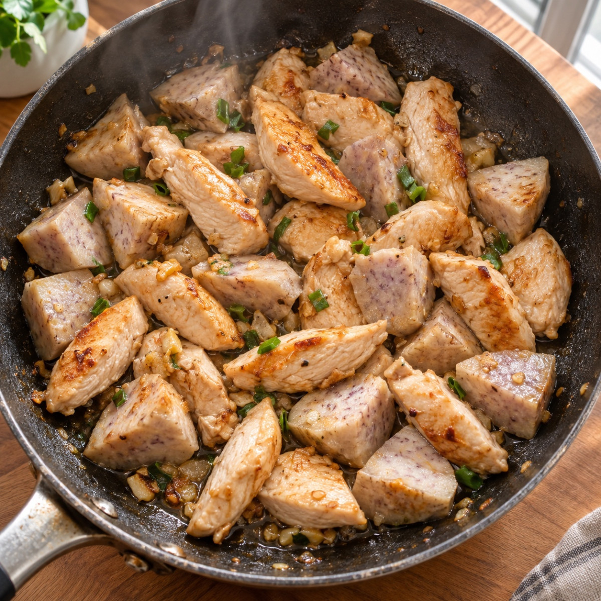 調味料4つで里芋とろける。鶏むねのピリ辛トムヤム炒めの作り方ステップ3