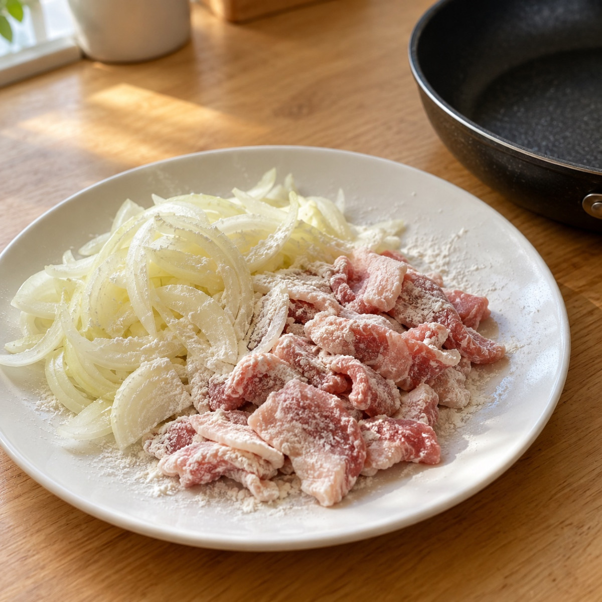 フライパン1つ10分。豚こまと玉ねぎのハヤシ風炒め煮の作り方ステップ1