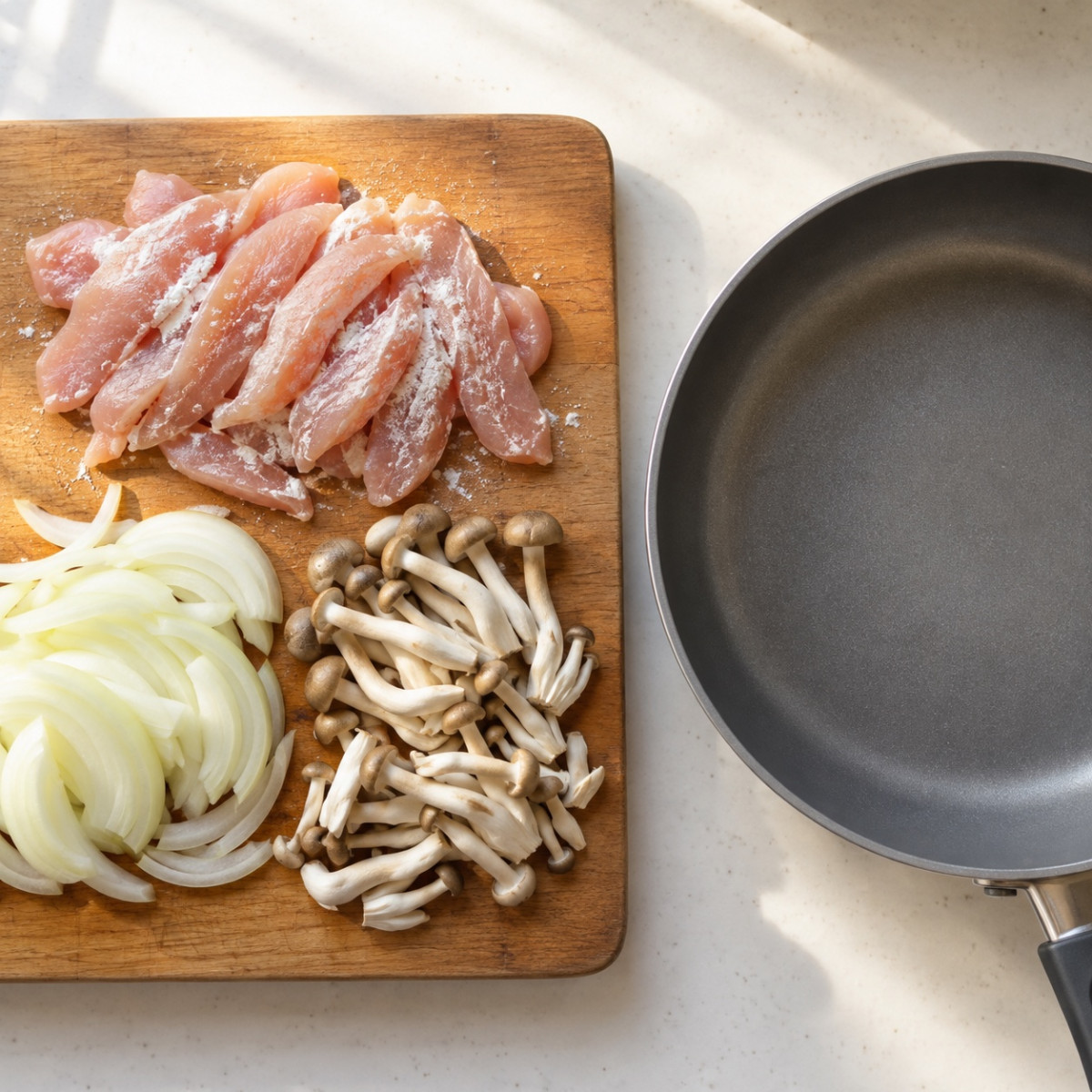 フライパン1つ15分。きのこと鶏むね肉のバジルトマトパスタの作り方ステップ1